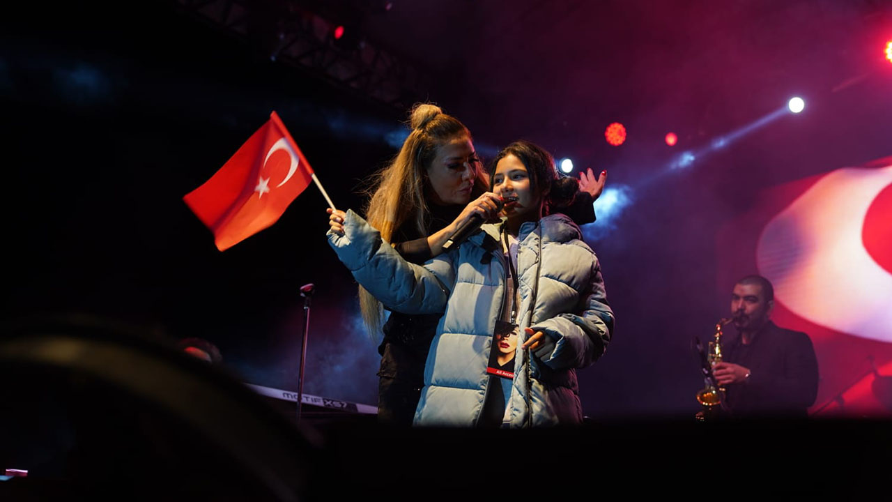 Işın Karaca Cumhuriyet çoşkusunu kızıyla birlikte yaşadı