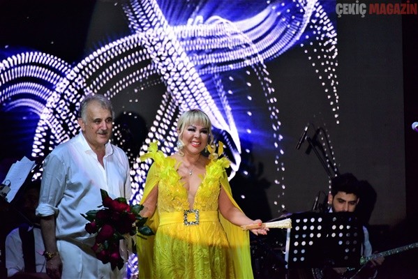 Sahnelerin sevilen çifti Safiye Soyman Faik Öztürk önceki akşam Bodrum Azka Otel de sahne aldı.