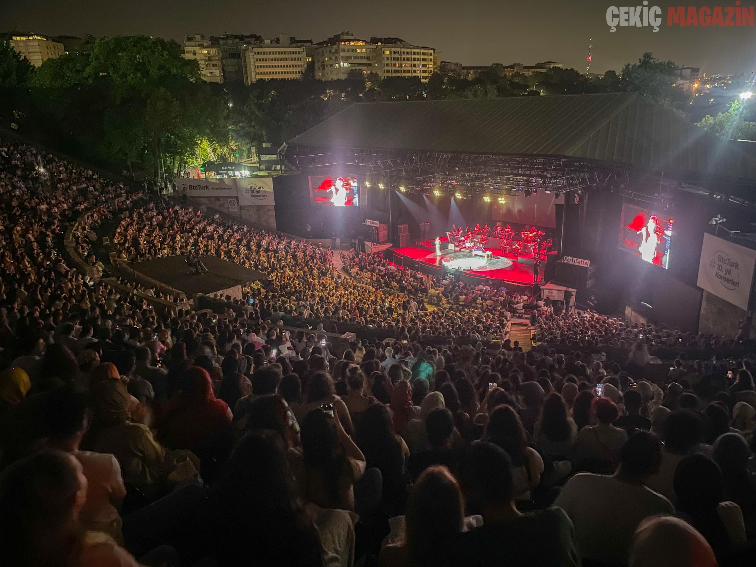 YILDIZ TİLBE’DEN HARBİYE Yİ AYAĞA KALDIRAN PERFORMANS  SAHNEDE PERUK ÇIKARDI