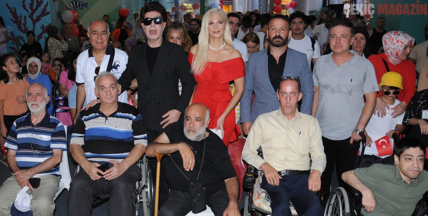 Yılmaz Morgül 30 Ağustos Zafer Bayramı konserinde engellilere tekerlekli sandalye, halka gram altın dağıttı.