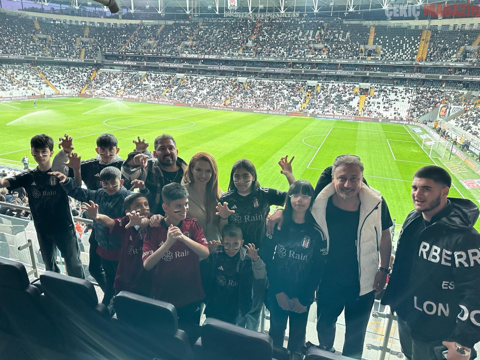 Pınar Eliçe Kimsesiz Çocuklarla Beşiktaş Maçını İzledi