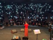 Nazan Öncel Adana Konserinde yine ayakta alkışlandı. 