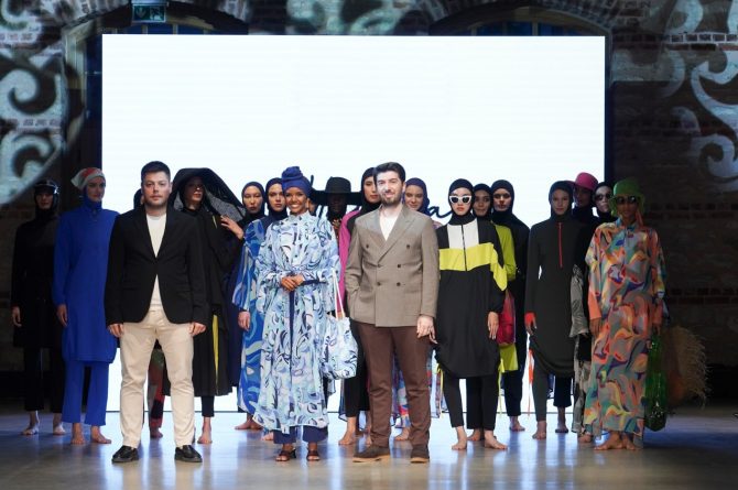 Halima Aden, İstanbul’da tesettür mayo koleksiyonu tanıttı