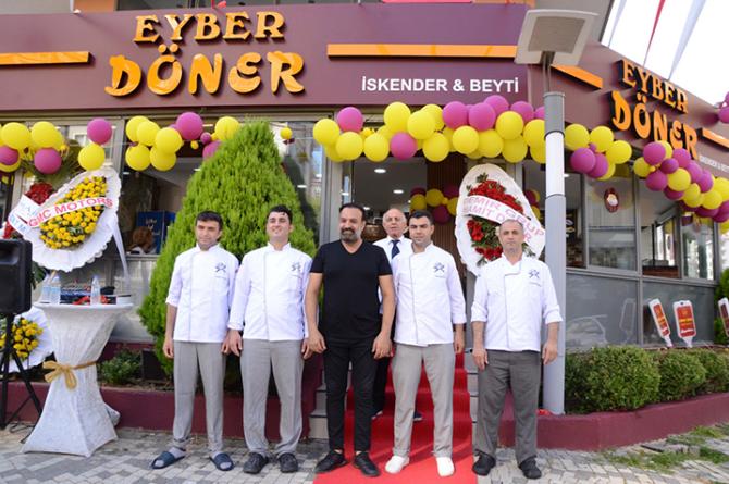 Ünlü sanatçı Berhan Ertoprak’ın kendi markası “Eyber Döner” açılışına yoğun ilgi