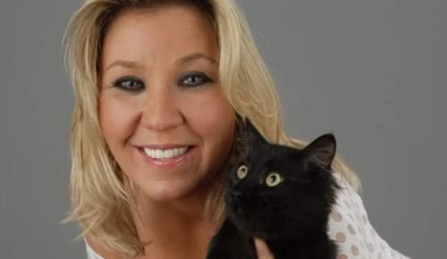 TÜRKİYE’DE İLK DEFA CANLI BİR KEDİ ÖDÜL ALDI VE MÜZEYE PATİĞİ KONULDU…