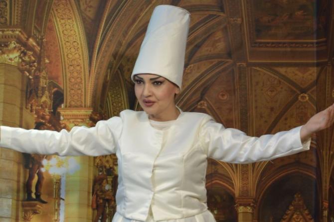 Şahsenem Kadin Mevlevî oldu.  Şahsenem Bu Sefer Bambaşka Biri.