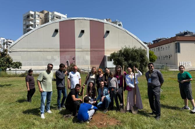 ÜNİVERSİTELİLERDEN ANLAMLI PROJE: “SEVGİ KÖK SALSIN”