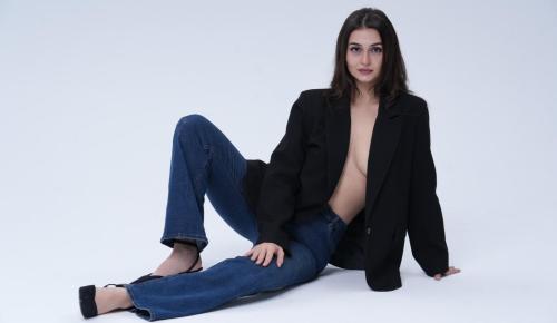 HANDE GÖKTEPE: “HAYALLERİMİN PEŞİNDEN GİDERKEN AŞK ZATEN YOLUNU BULUR”
