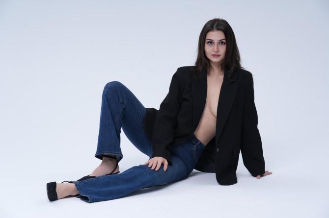 HANDE GÖKTEPE: “HAYALLERİMİN PEŞİNDEN GİDERKEN AŞK ZATEN YOLUNU BULUR”
