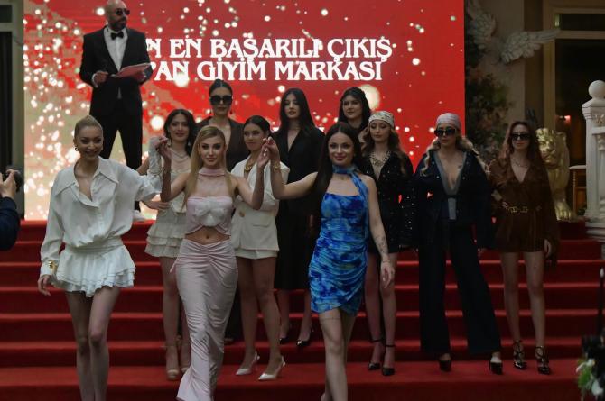 IDL FASHION, 2025 Defilesiyle Göz Kamaştırdı – “Yılın En Başarılı Çıkış Yapan Giyim Markası” Ödülü İDL’ye Gitti!