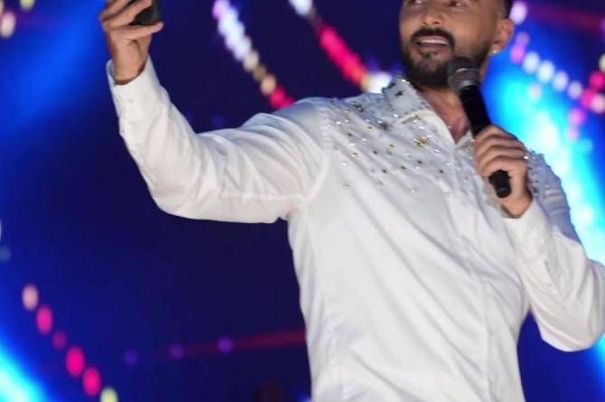 Alanya Belediyesi, 19 Mayıs Atatürk’ü Anma, Gençlik ve Spor Bayramı’nı coşkulu bir şekilde kutladı. Türk pop müziğinin sevilen ismi, müzisyen ve yorumcu Gökhan Özen, binlerce Alanyalıyla buluşarak unutulmaz bir konser verdi.  Kutlamalar, Atatürk Anıtı önünden başlayan geleneksel kortej yürüyüşüyle start aldı. Ellerinde Türk bayraklarıyla yürüyen vatandaşlar, Eski Belediye Binası arkasında kurulan konser alanında buluştu. Yaklaşık 60 bin kişinin katıldığı etkinlikte, Alanya adeta kırmızı beyaza büründü.    Sahneye güçlü bir alkış eşliğinde çıkan Gökhan Özen, enerjisi ve sahne performansıyla izleyenleri mest etti. Eski ve yeni hit şarkılarını seslendiren ünlü sanatçı, 19 Mayıs’a özel olarak gençlik marşını da dev bir koro eşliğinde Türk bayraklarıyla söyledi. Alanı dolduran binlerce kişi, marşlara coşkuyla eşlik etti.  Bayram coşkusunun müzik şölenine dönüştüğü gecede, Gökhan Özen hayranlarına unutamayacakları bir 19 Mayıs armağan etti. Alanya Belediyesi’nin düzenlediği bu anlamlı etkinlik, katılımcılardan tam not aldı.      ​​​​​​​