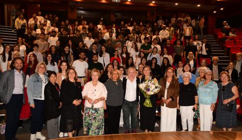 Bahar Şenliğinde üniversiteliler coştular. Sanatçı çiftten üniversite öğrencilerine bahar şenliğinde şarkılar…