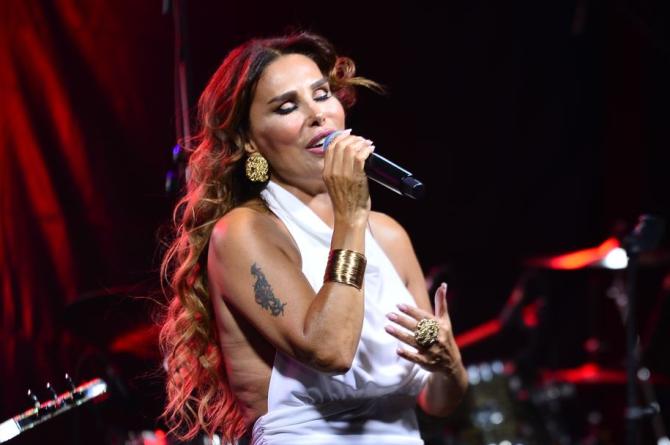 Azka Otel’de Bayram Coşkusu: Hande Dönmez’den Unutulmaz Performans