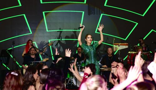 Gülben Ergen Bursa’da Sahne Aldı, Gecenin Yıldızı Oldu