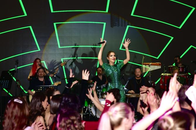 Gülben Ergen Bursa’da Sahne Aldı, Gecenin Yıldızı Oldu