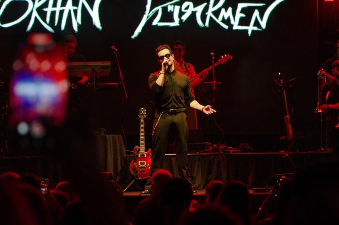 Gökhan Türkmen önceki akşam Mersin Jolly Joker’de konser verdi.