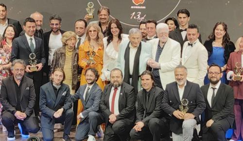 13.⁠ ⁠Bedia Muvahhit Tiyatro Ödülleri Sahiplerini Buldu  Türk tiyatrosunun öncü isimlerinden Bedia Muvahhit’in anısını yaşatmak amacıyla düzenlenen Bedia Muvahhit Tiyatro Ödülleri, 13. yılında da sanat dünyasını İzmir’de bir araya getirdi. Haldun Dormen Sahnesi’nde, İzmir’deki Sahne Tozu Tiyatrosunun ev sahipliğinde gerçekleşen ödül töreni, Türkiye’nin dört bir yanından gelen tiyatro sanatçıları ve sanatseverlerin katılımıyla adeta bir yıldızlar geçidine dönüştü.  Törene katılan konuklar arasında törenin sanat danışmanı Haldun Dormen, onursal jüri başkanı Göksel Kortay, Sema Sarper, Mehmet Sarper, İzzet Günay, Serpil Günseli, Zerrin Tekindor, Meltem Cumbul, Halit Ergenç ve Salih Güney yer aldı. Sanat danışmanı ve ödüllerin isim babası Haldun Dormen, yaptığı konuşmada Bedia Muvahhit’in sanat mirasını yaşatmanın onurunu dile getirdi.  Gecede, ilk kez törene katılan Meltem Cumbul ve Halit Ergenç başarılı tiyatroculara ödüllerini takdim etti. Usta oyuncu Zerrin Tekindor ise Haldun Dormen Yaşam Boyu Onur Ödülü’ne layık görüldü. Tekindor, ödül konuşmasında salonda bulunan Halit Ergenç’e dönerek, “Bunu kim alsa çok kıskanırdım. Yani Halitçim, sen bile alsan kıskanırdım,” sözleriyle izleyicileri ve Ergenç’i güldürdü.  Tören sonrası basın mensuplarının sorularını yanıtlayan Halit Ergenç, rol aldığı Kral Kaybederse dizisindeki imaj değişimi hakkında bilgi verdi. Ergenç, dizideki saçlarının hazırlanma sürecinin yaklaşık 1,5 saat sürdüğünü, temizlik sürecinin ise yarım saat aldığını belirtti. Meltem Cumbul ise dizi sektöründeki çalışma şartlarının iyileştirilmesi gerektiğini vurguladı.  Gecede sahne müziğinden ışığa, kostümden dekor tasarımına kadar birçok alanda emek veren, özel ve devlet tiyatrolarından başarılı isimler ödüllendirildi. 13. Bedia Muvahhit Tiyatro Ödülleri, tiyatro sanatına katkı sunan isimleri onurlandırarak sanat dünyasına anlamlı bir gece yaşattı