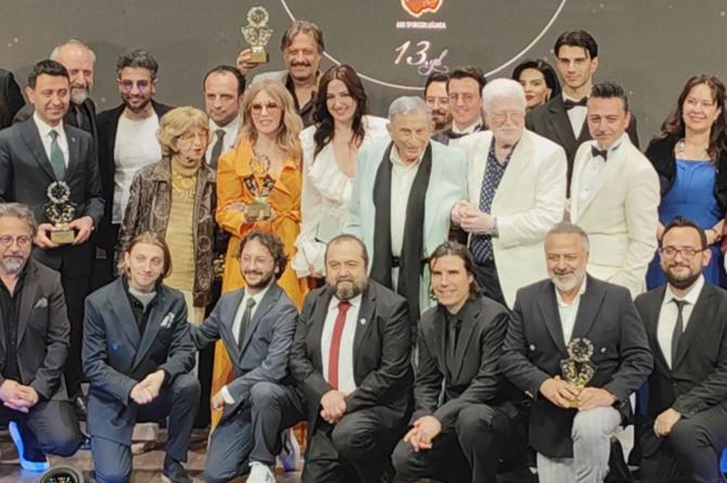 13.⁠ ⁠Bedia Muvahhit Tiyatro Ödülleri Sahiplerini Buldu  Türk tiyatrosunun öncü isimlerinden Bedia Muvahhit’in anısını yaşatmak amacıyla düzenlenen Bedia Muvahhit Tiyatro Ödülleri, 13. yılında da sanat dünyasını İzmir’de bir araya getirdi. Haldun Dormen Sahnesi’nde, İzmir’deki Sahne Tozu Tiyatrosunun ev sahipliğinde gerçekleşen ödül töreni, Türkiye’nin dört bir yanından gelen tiyatro sanatçıları ve sanatseverlerin katılımıyla adeta bir yıldızlar geçidine dönüştü.  Törene katılan konuklar arasında törenin sanat danışmanı Haldun Dormen, onursal jüri başkanı Göksel Kortay, Sema Sarper, Mehmet Sarper, İzzet Günay, Serpil Günseli, Zerrin Tekindor, Meltem Cumbul, Halit Ergenç ve Salih Güney yer aldı. Sanat danışmanı ve ödüllerin isim babası Haldun Dormen, yaptığı konuşmada Bedia Muvahhit’in sanat mirasını yaşatmanın onurunu dile getirdi.  Gecede, ilk kez törene katılan Meltem Cumbul ve Halit Ergenç başarılı tiyatroculara ödüllerini takdim etti. Usta oyuncu Zerrin Tekindor ise Haldun Dormen Yaşam Boyu Onur Ödülü’ne layık görüldü. Tekindor, ödül konuşmasında salonda bulunan Halit Ergenç’e dönerek, “Bunu kim alsa çok kıskanırdım. Yani Halitçim, sen bile alsan kıskanırdım,” sözleriyle izleyicileri ve Ergenç’i güldürdü.  Tören sonrası basın mensuplarının sorularını yanıtlayan Halit Ergenç, rol aldığı Kral Kaybederse dizisindeki imaj değişimi hakkında bilgi verdi. Ergenç, dizideki saçlarının hazırlanma sürecinin yaklaşık 1,5 saat sürdüğünü, temizlik sürecinin ise yarım saat aldığını belirtti. Meltem Cumbul ise dizi sektöründeki çalışma şartlarının iyileştirilmesi gerektiğini vurguladı.  Gecede sahne müziğinden ışığa, kostümden dekor tasarımına kadar birçok alanda emek veren, özel ve devlet tiyatrolarından başarılı isimler ödüllendirildi. 13. Bedia Muvahhit Tiyatro Ödülleri, tiyatro sanatına katkı sunan isimleri onurlandırarak sanat dünyasına anlamlı bir gece yaşattı