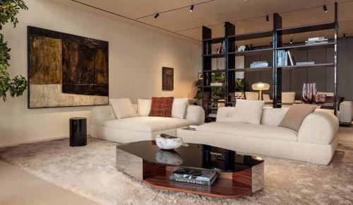 Minotti, Limasol’daki Yeni Amiral Mağazasını Açtı  Limasol, Kıbrıs – İtalyan lüks mobilya markası Minotti, Kıbrıs’taki büyümesini sürdürüyor. Markanın adadaki ikinci adresi olan Minotti Limassol amiral mağazası, kapılarını resmi olarak açtı. Minotti’nin Akdeniz’in kalbine taşıdığı bu yeni mekan, İtalyan tasarım anlayışını çağdaş zarafetle buluşturuyor.  Yeni mağaza, Limasol’un gözde projelerinden Trilogy’de, 28 Ekim Caddesi üzerinde konumlanıyor. C. Askotis Retail Ltd iş birliğiyle hayata geçirilen Minotti Limassol, sofistike çizgileri ve dünyaca ünlü tasarımcılarla yapılan iş birliklerini yansıtan özgün bir iç mekan sunuyor. Rodolfo Dordoni, Marcio Kogan / Studio MK27, Nendo, GamFratesi ve diğer pek çok tasarımcının imzasını taşıyan koleksiyonlar, ziyaretçileri eşsiz bir tasarım yolculuğuna çıkarıyor.  Minotti Limassol, yalnızca bir mağaza değil, aynı zamanda Akdeniz’de tasarım ve lüks yaşam tarzı için yeni bir buluşma noktası olmayı hedefliyor. Ziyaretçiler, modern yaşam alanlarına ilham verecek mobilya, dekorasyon ve iç mimarlık çözümlerini deneyimleme fırsatı buluyor.