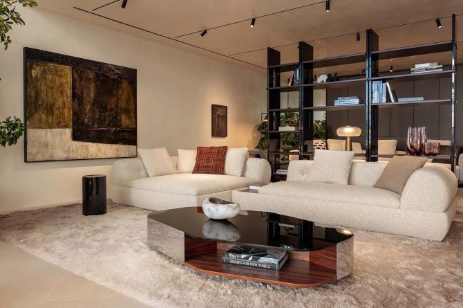 Minotti, Limasol’daki Yeni Amiral Mağazasını Açtı  Limasol, Kıbrıs – İtalyan lüks mobilya markası Minotti, Kıbrıs’taki büyümesini sürdürüyor. Markanın adadaki ikinci adresi olan Minotti Limassol amiral mağazası, kapılarını resmi olarak açtı. Minotti’nin Akdeniz’in kalbine taşıdığı bu yeni mekan, İtalyan tasarım anlayışını çağdaş zarafetle buluşturuyor.  Yeni mağaza, Limasol’un gözde projelerinden Trilogy’de, 28 Ekim Caddesi üzerinde konumlanıyor. C. Askotis Retail Ltd iş birliğiyle hayata geçirilen Minotti Limassol, sofistike çizgileri ve dünyaca ünlü tasarımcılarla yapılan iş birliklerini yansıtan özgün bir iç mekan sunuyor. Rodolfo Dordoni, Marcio Kogan / Studio MK27, Nendo, GamFratesi ve diğer pek çok tasarımcının imzasını taşıyan koleksiyonlar, ziyaretçileri eşsiz bir tasarım yolculuğuna çıkarıyor.  Minotti Limassol, yalnızca bir mağaza değil, aynı zamanda Akdeniz’de tasarım ve lüks yaşam tarzı için yeni bir buluşma noktası olmayı hedefliyor. Ziyaretçiler, modern yaşam alanlarına ilham verecek mobilya, dekorasyon ve iç mimarlık çözümlerini deneyimleme fırsatı buluyor.