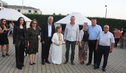BEDİA AKARTÜRK’ÜN HAYATINDAN İLHAMLA TASARLANAN KIYAFETLER PODYUMDA