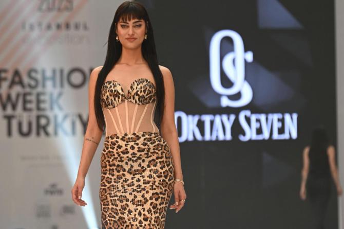 Asaletin ve Vahşetin Buluştuğu An: Burcu Şeritoğlu’nun Leopar Şovu Fashion Week Türkiye’ye Damga Vurdu