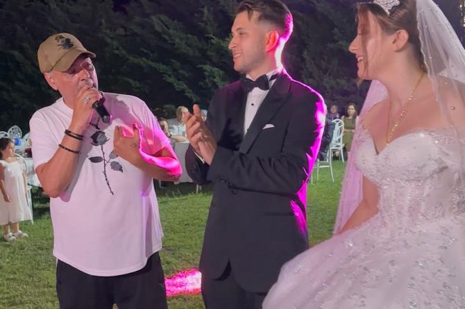 Ağva’da Sürpriz Düğün Konuğu: Ozan Orhon’dan Nostalji Rüzgarı!