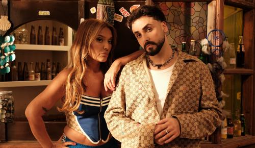 Demet Akalın & Sefo’dan Büyük Başarı: “Yerinde Dur” Dünya Listelerinde Zirvede!