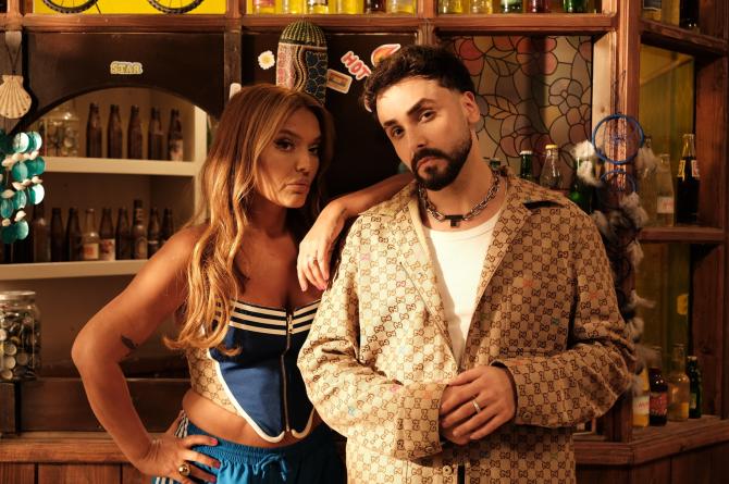 Demet Akalın & Sefo’dan Büyük Başarı: “Yerinde Dur” Dünya Listelerinde Zirvede!