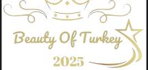 Bu yıl beşincisi düzenlenecek olan Beauty Of Turkey 2025 güzellik yarışması için geri sayım başladı. Daha önce pek çok başarılı organizasyona imza atan ünlü model ve manken eğitmeni Onur Metin Şavluk, 30 Ağustos 2025’te Ankara’da gerçekleşecek bu görkemli gece için profesyonel ekibiyle hazırlıklarını tüm hızıyla sürdürüyor.  30 Ağustos Cumartesi günü saat 19.00’da Ankara’nın seçkin mekanlarından C.K Farabi Hotel’de düzenlenecek organizasyon, hem yerli hem de yabancı basının ilgi odağı olacak. Ulusal televizyon kanalları ve önde gelen magazin temsilcilerinin de etkinliği yakından takip etmesi bekleniyor.  Tarihsel anlamıyla da büyük önem taşıyan 30 Ağustos Zafer Bayramı, bu özel geceye ilham kaynağı oluyor. Gecede bando ve dans gösterileri, sürpriz sanatçı performansları, ünlü simaların katılımı ve özel kutlama anları ile unutulmaz anlar yaşanacak.  Yarışmada sahne alacak model adaylarının eğitmenliğini, moda ve güzellik dünyasının tanınan isimleri Ünlü Manken & Tasarımcı İdil Berivan Karakuş ile Ünlü Manken Feyzanur Ceylan üstleniyor.  Podyumda taşınacak şık ve göz kamaştıran kostümler ise usta modacılar Gözde İşbilir, Perihan Demirdelen ve İdil Berivan Karakuş (İdL Fashion) imzasını taşıyacak.  Jüri koltuğunda ise tanınmış magazin duayenleri, ünlü marka sahipleri, iş insanları, estetisyenler, doktorlar, sosyal medya fenomenleri, oyuncular ve sanat dünyasından birçok değerli ismin yer alması bekleniyor.  Ankara’da moda rüzgarlarının esmeye başladığı bu günlerde, organizasyonun mimarı ve Beauty Of Turkey markasının kurucusu Onur Metin Şavluk’a başarılar diliyor, bu büyüleyici geceyi büyük bir merak ve heyecanla bekliyoruz.