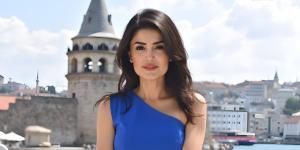 “TÜRKÜDEN POPA, ANADOLU’DAN DÜNYAYA: ESRA ÖZTÜRK’TEN YAPAY ZEKÂ DESTEKLİ BİR MÜZİK YOLCULUĞU”