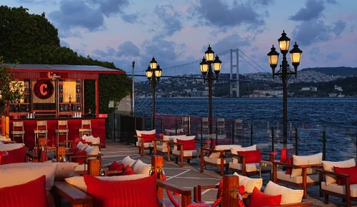 Çırağan Palace Kempinski İstanbul’un Yazlık Mekânı C Bar, Sezona Merhaba Dedi