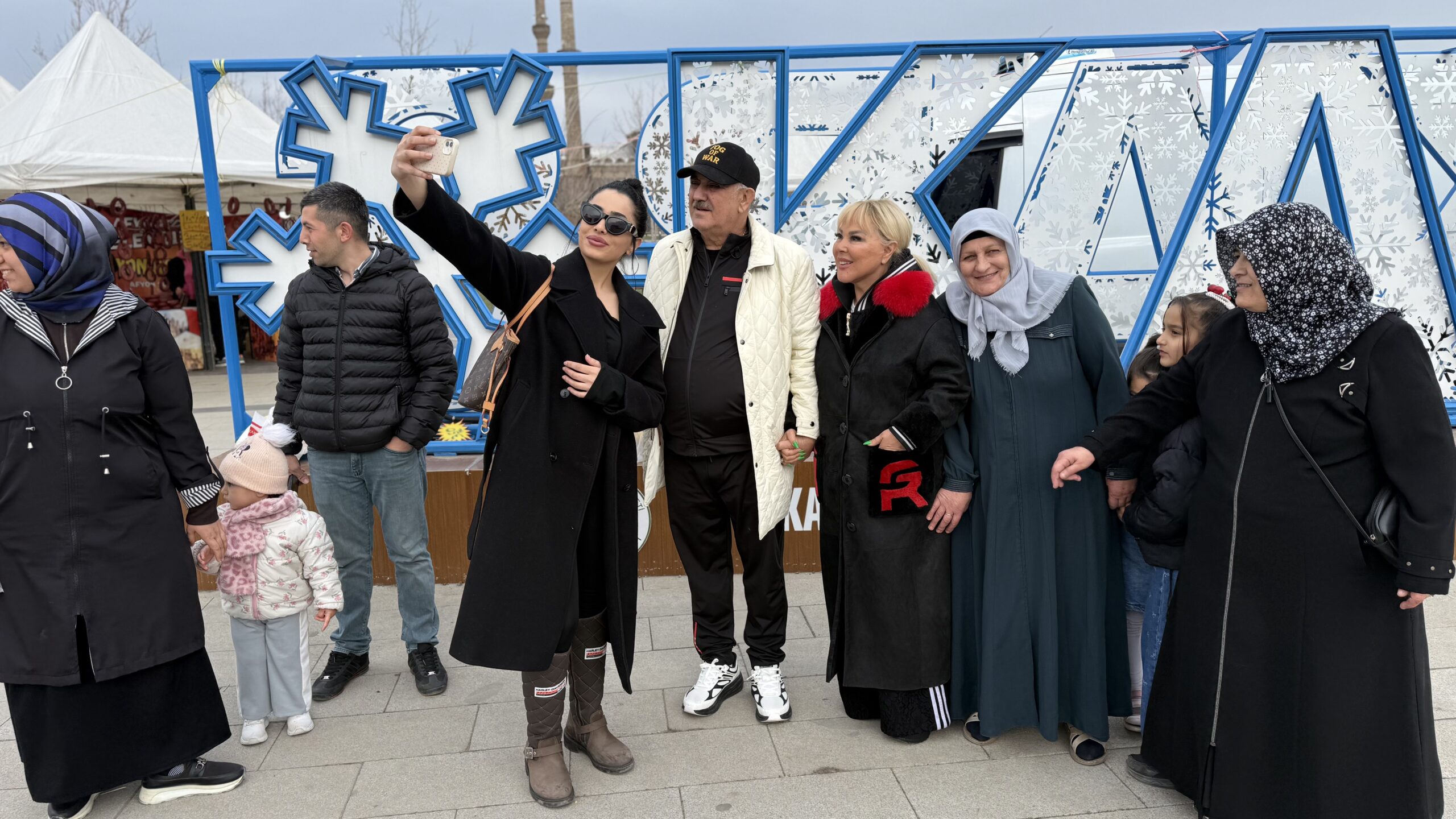 Ünlü sanatçılar Safiye Soyman ve Faik Öztürk, konser programı kapsamında geldikleri Kars’ta büyük bir ilgiyle karşılandı.